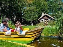 Auf einer Bootstour können die Besucher Janoschs Traumland erkunden. © Filmpark Babelsberg